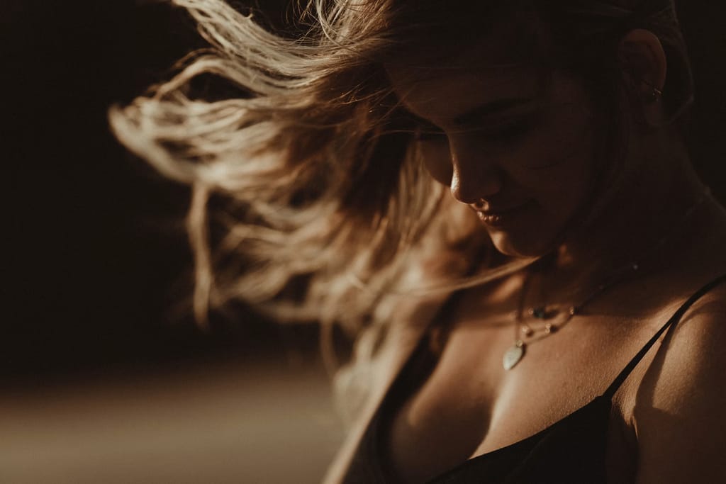 Chute de cheveux chez la femme après 40 ans : comprendre et agir