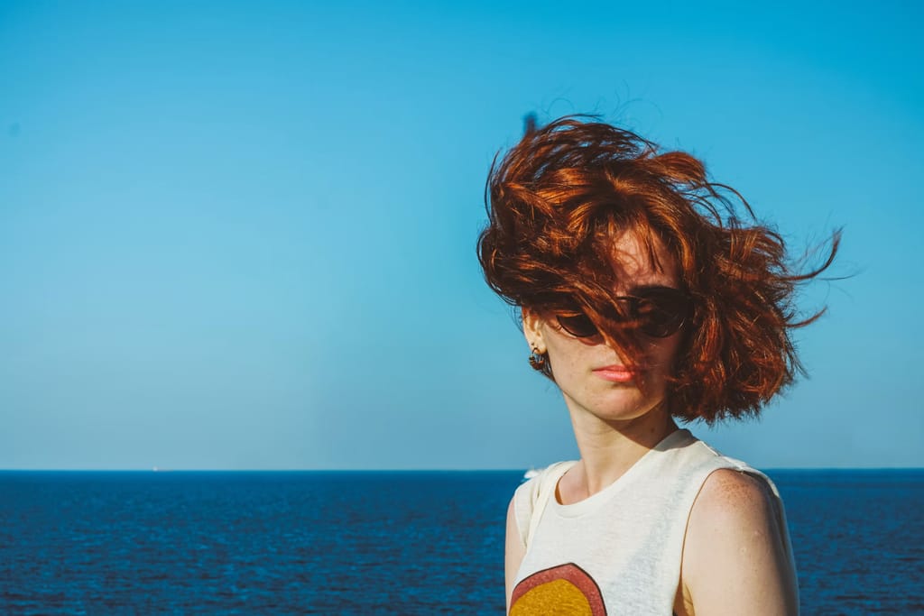 Cheveux colorés en été : comment protéger et prolonger l'éclat de votre teinte